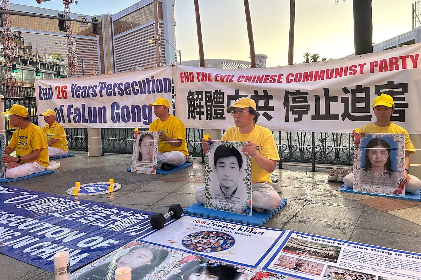 '图1~4:二零二五年七月二十日,美国拉斯维加斯的法轮功学员,在赌场大道的威尼斯酒店前举行了反迫害26年的活动,学员们进行功法展示和烛光夜悼。'