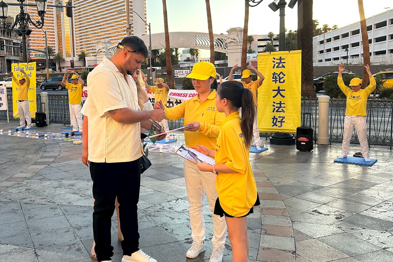 '图11~14:很多人走上前来了解真相后,纷纷在反迫害征签表签下名字,以表达对法轮功学员的支持。'