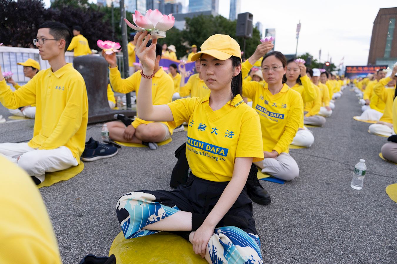 '图13~18:二零二五年七月二十日傍晚,纽约部分法轮功学员,在哈德逊河畔举行反迫害二十六年烛光夜悼。夜幕降临,法轮功学员点起烛光,悼念二十六年来被中共迫害离世的法轮功学员。'