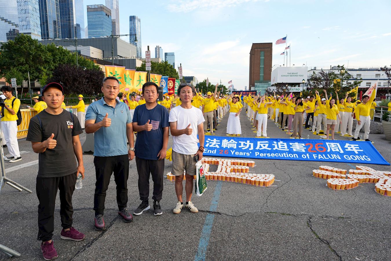 '图19:二零二五年七月二十日晚,四位华人来到夜悼现场表达支持。'