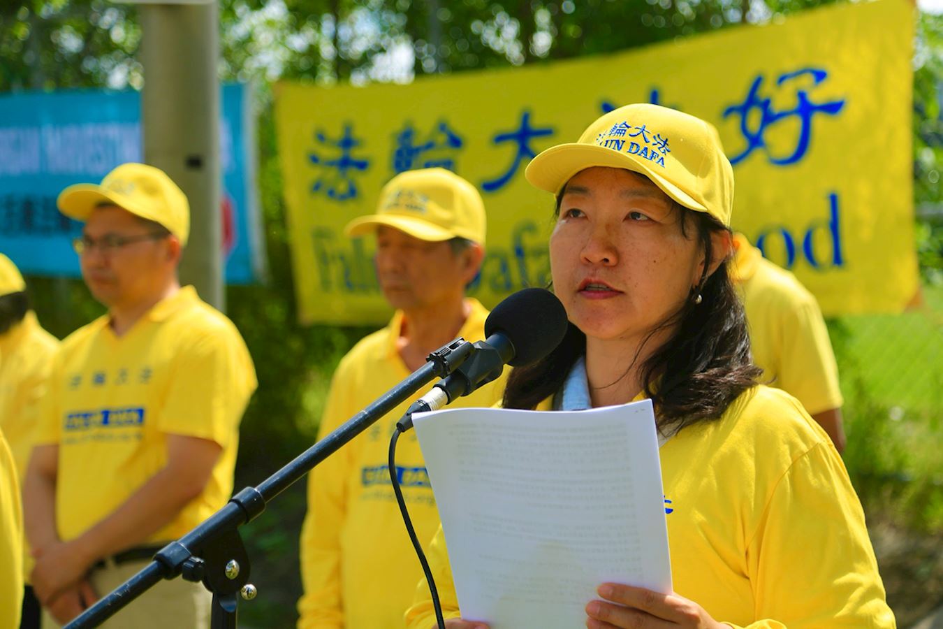 '图1~3:二零二五年七月二十日法轮功学员在加拿大首都渥太华中使馆前和平抗议,呼吁结束中共长达二十六年对法轮功的迫害。'