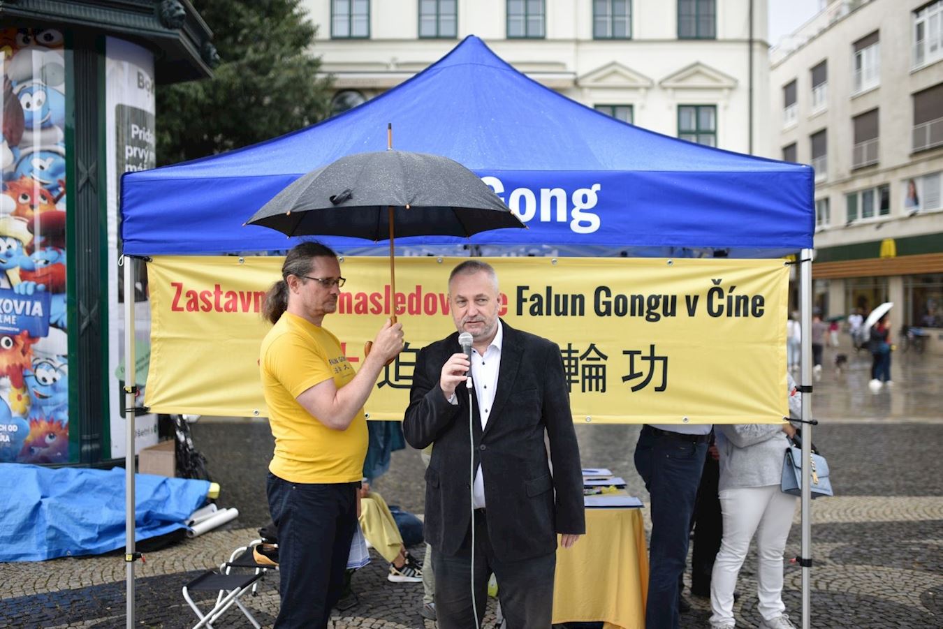 '图8:国会议员翁德雷·多斯塔尔(Ondrej Dostál)表示,中共对法轮功修炼者的暴行尤为严重和残酷,特别需要全世界正义人士的关注和声援。'