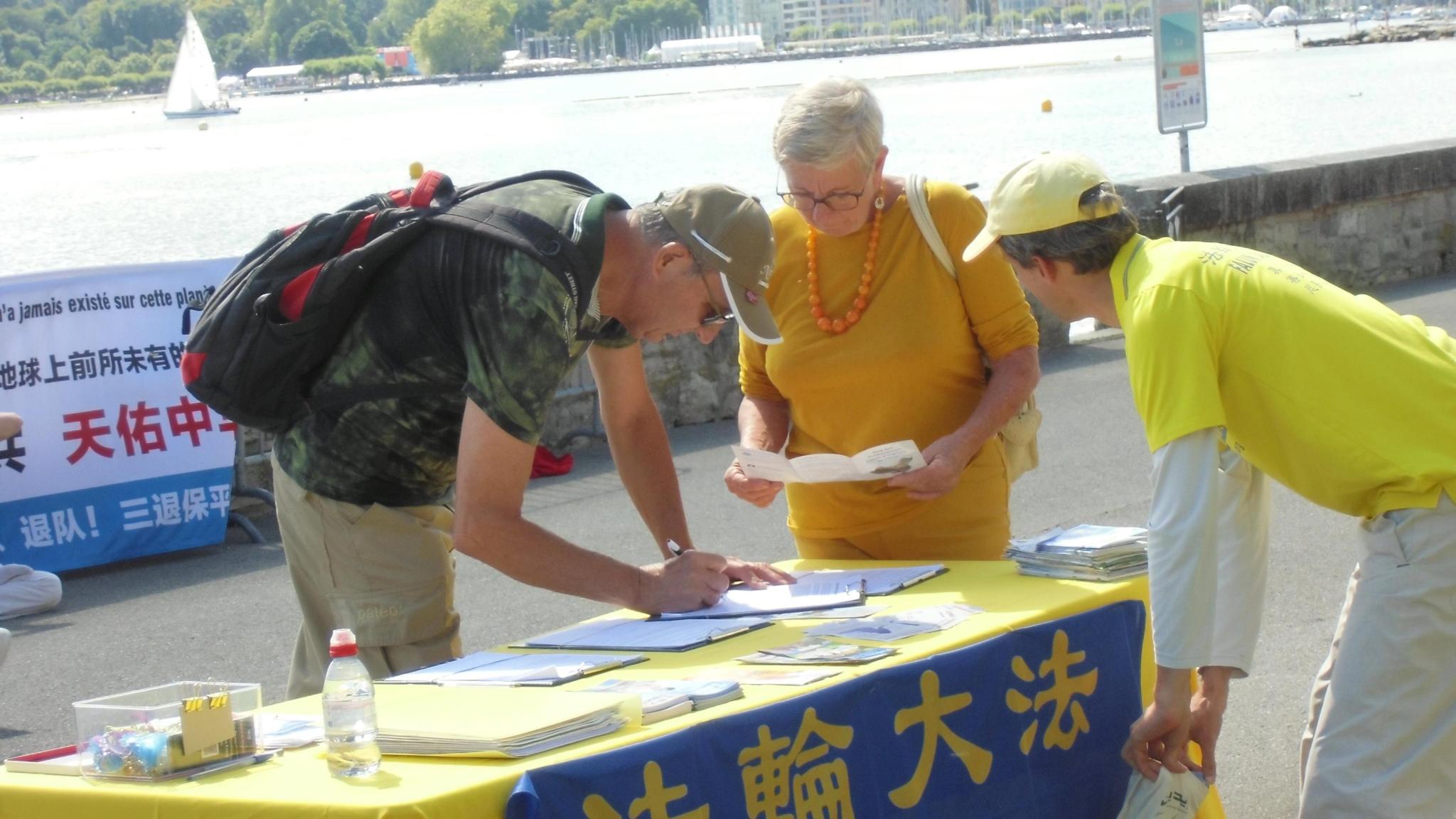 图3:民众签名支持法轮功学员