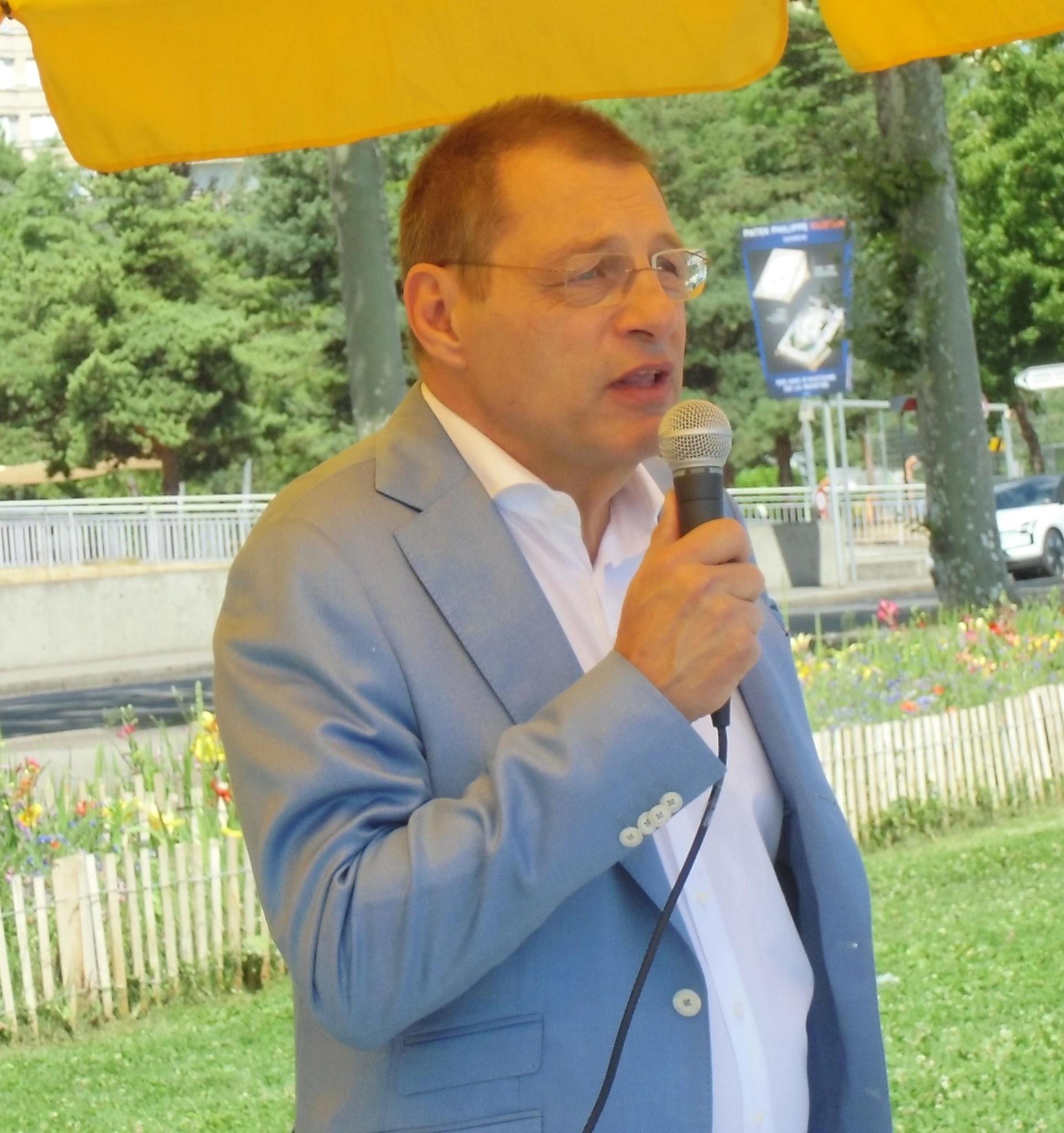 图4:日内瓦大议会议员克里斯托·伊万诺夫先生(Christo Ivanov)在现场发言,希望法轮功学员坚持反迫害,让更多人知道法轮大法好。
