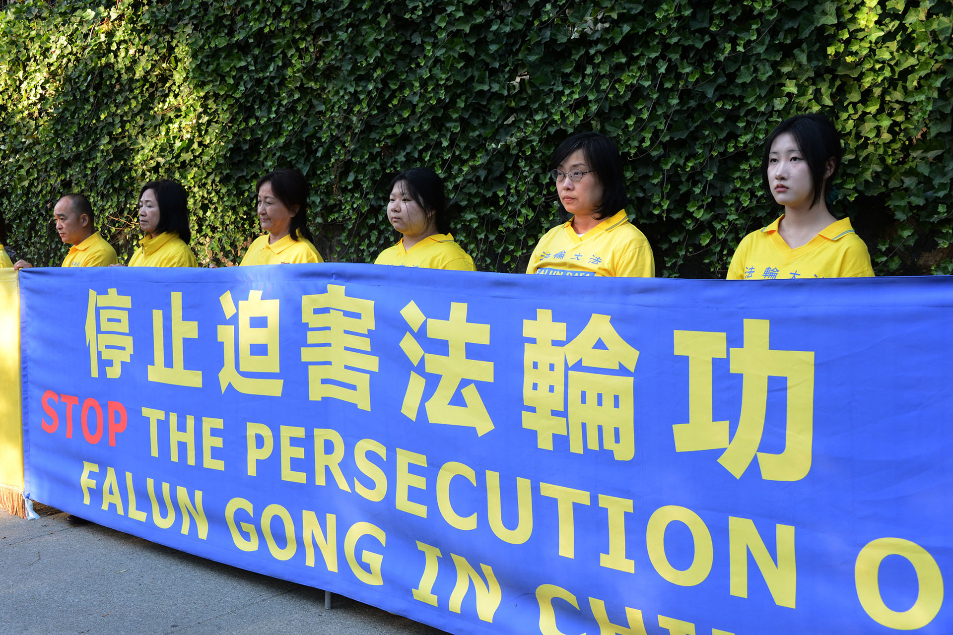 图9~14:二零二五年七月十六日傍晚,大温哥华地区的部份法轮功学员在温哥华中领馆前,以真相长城方式揭露中共恶行。