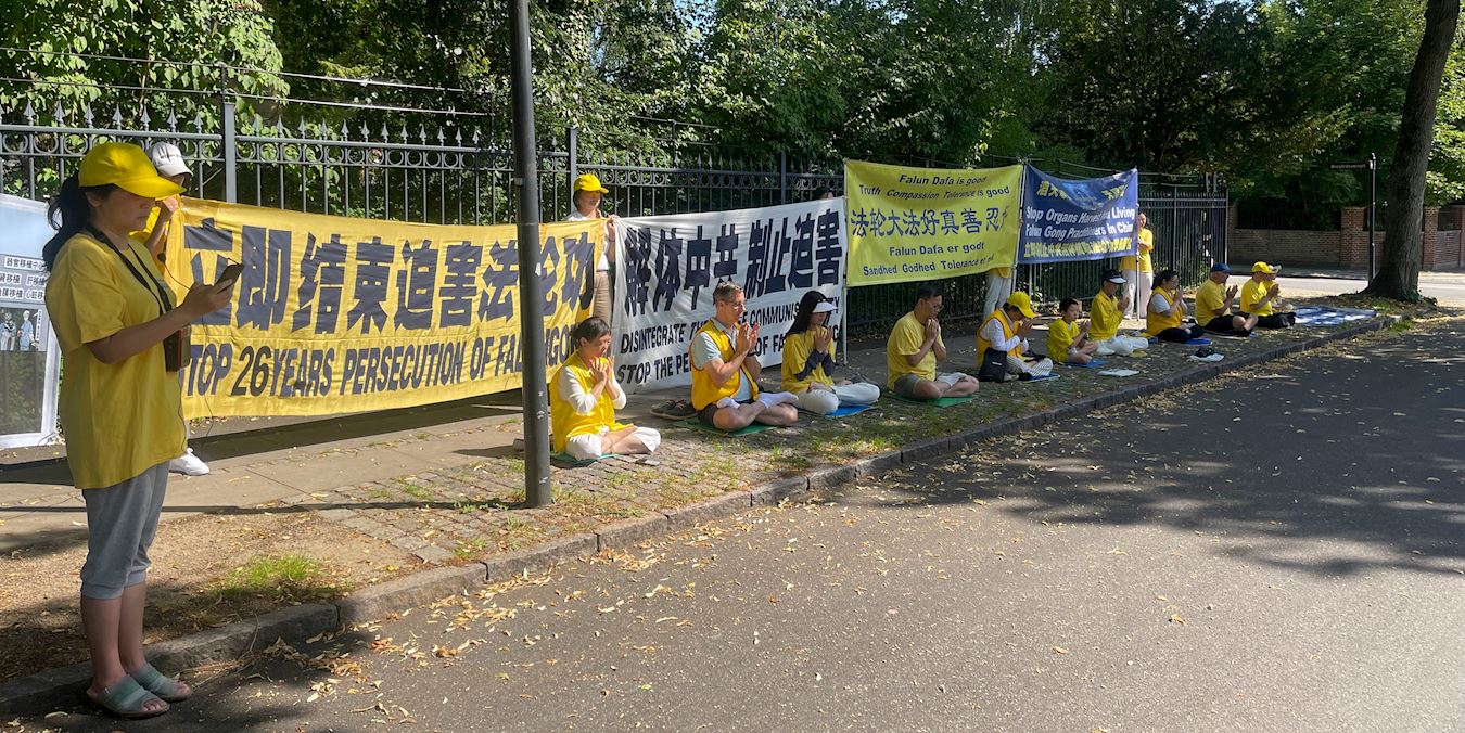 '图2:法轮功学员代表陈女士发言,呼吁大使馆工作人员,明辨善恶,使自己和家人有好的未来。'