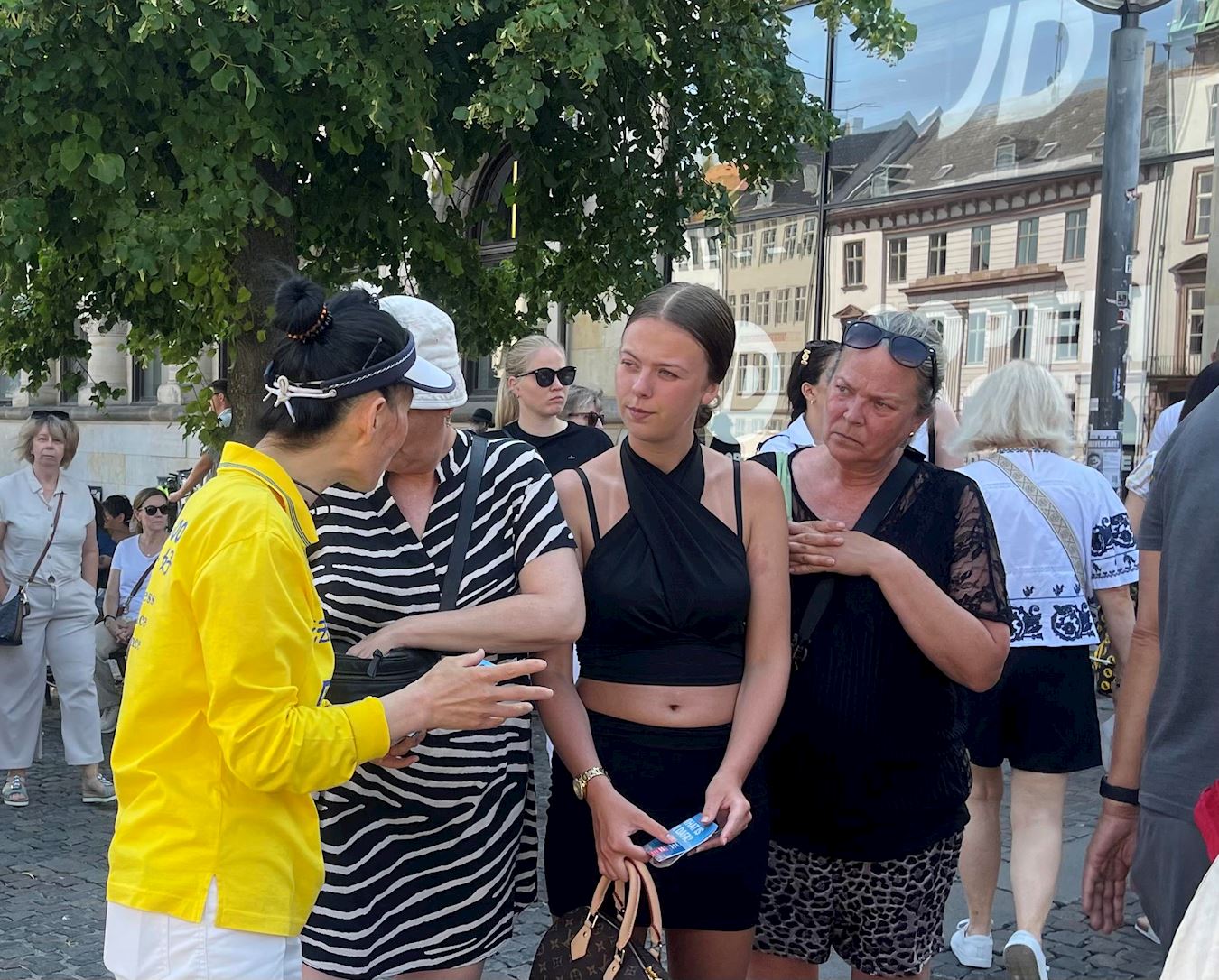 '图5:三位丹麦女士:“民主社会应联手,共同制止罪恶。”'