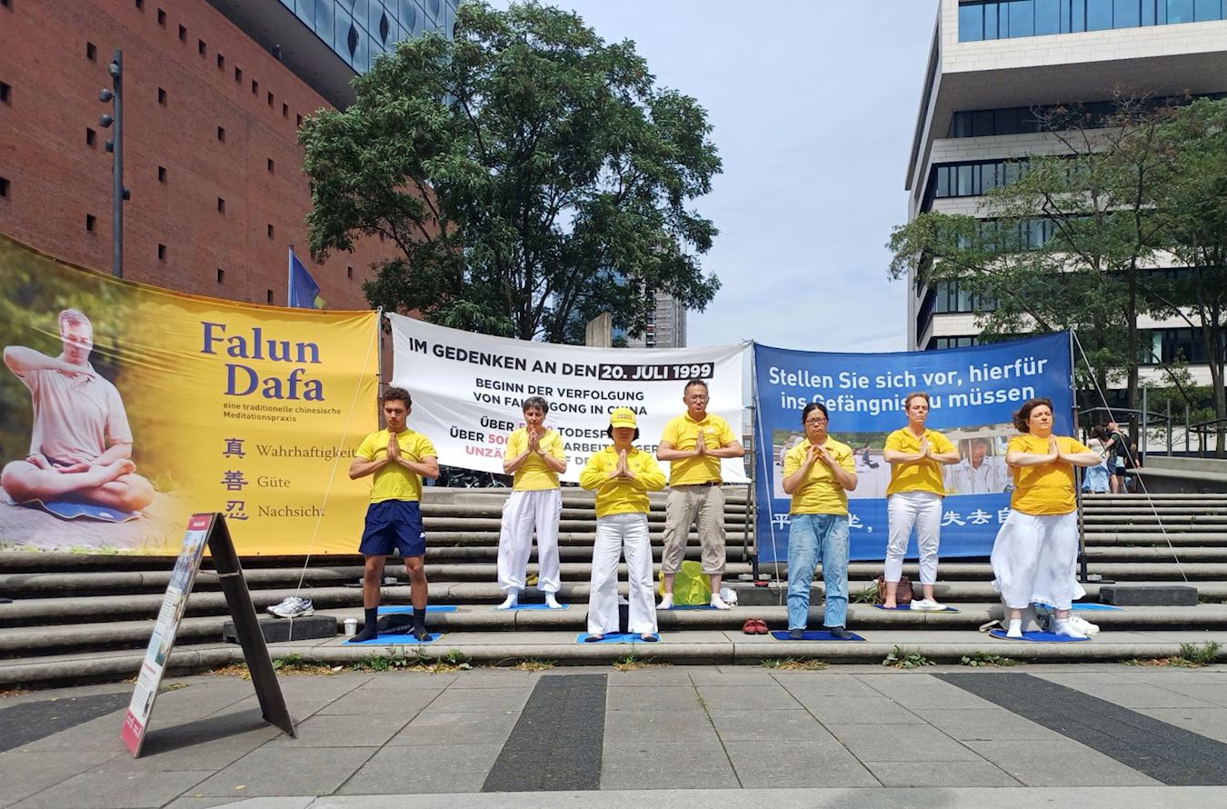 '图2:二零二五年七月十九日,法轮功学员在北部著名港口汉堡港口(Hamburg Haffen City)举办反迫害二十六年活动。'