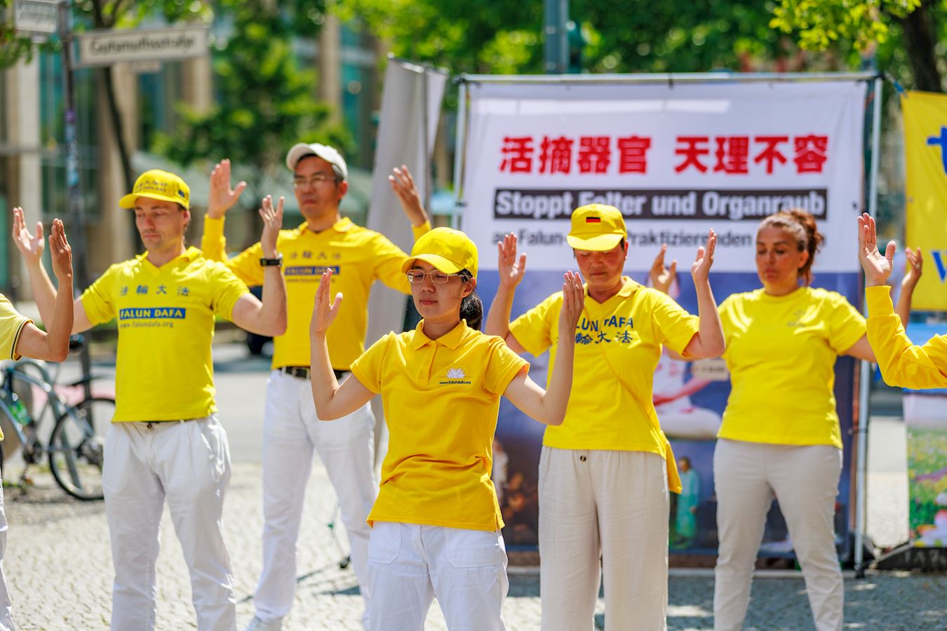 '图4~5:法轮功学员展示功法。'