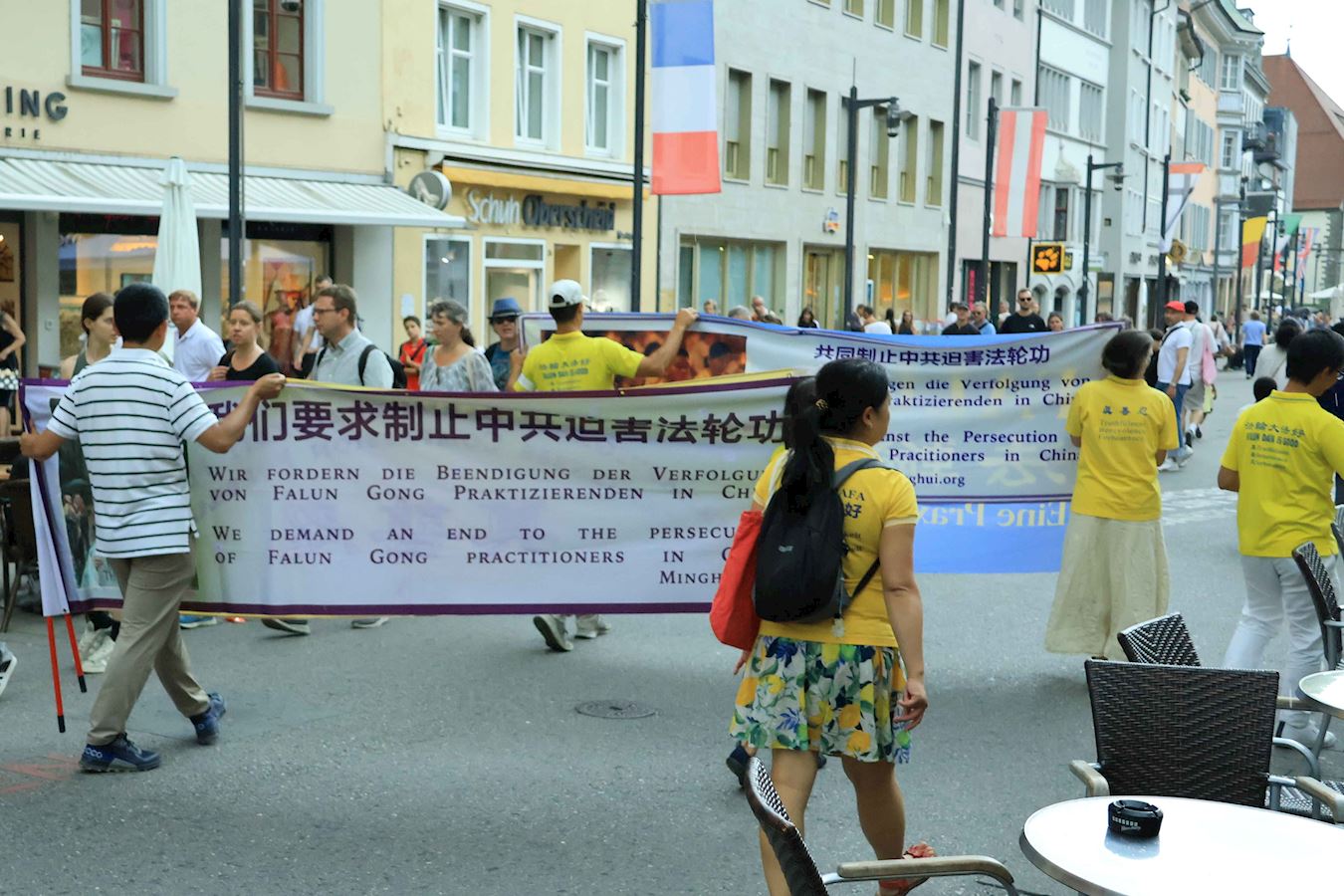 '图7~11:在老城区的游行将“法轮大法好”“共同制止中共迫害”的讯息带给更多人'