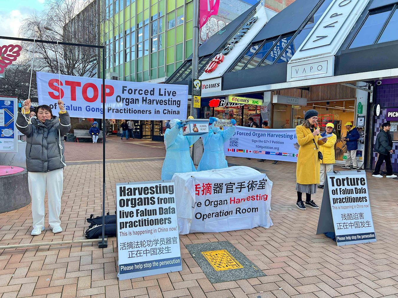 '图13:与此同时,市中心古巴街上的酷刑展,真实地展现了中共的残忍和邪恶。'