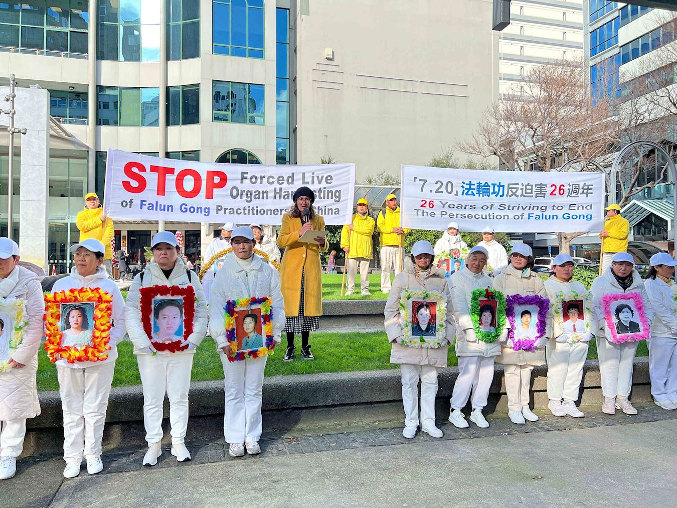 '图18:法轮功学员在米兰公园(Midland Park)集会和演讲。'