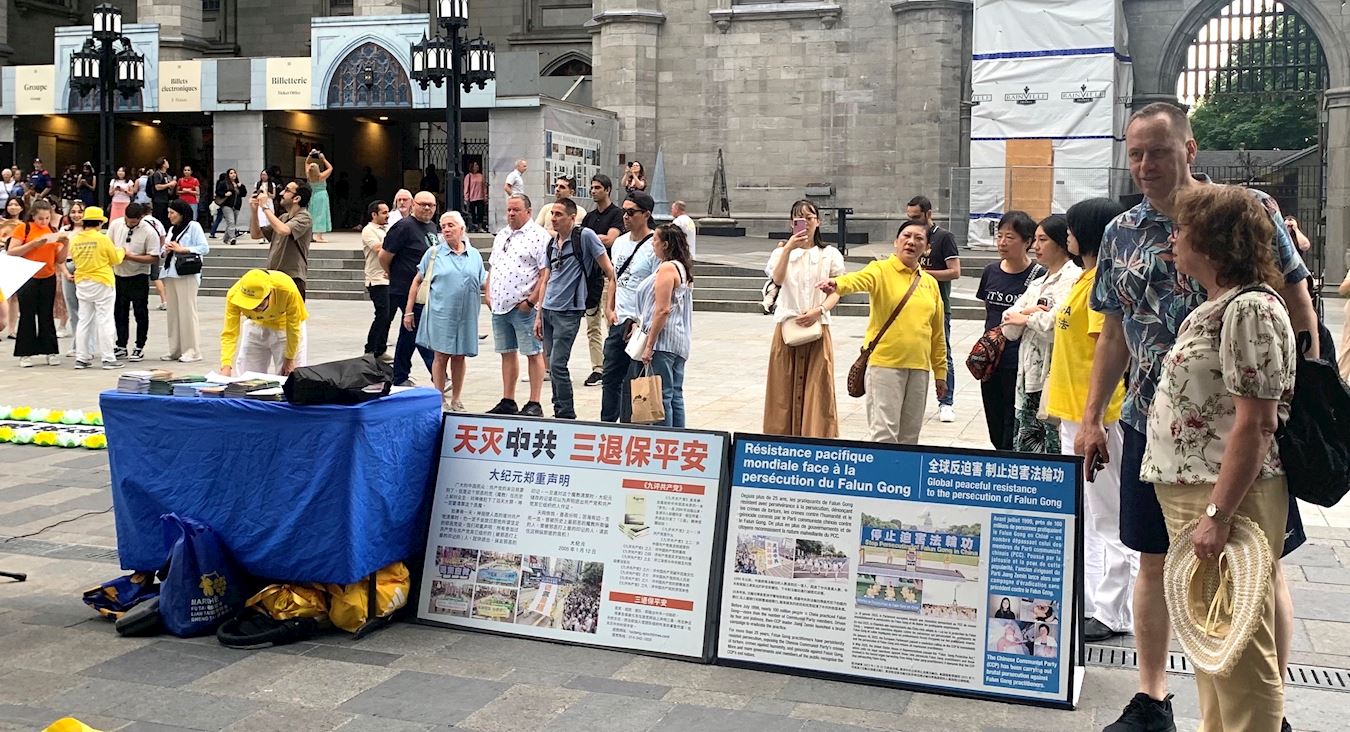 '图4:法轮功学员用中、英、法三种语言向听众讲述中共残酷迫害法轮功的真相'
