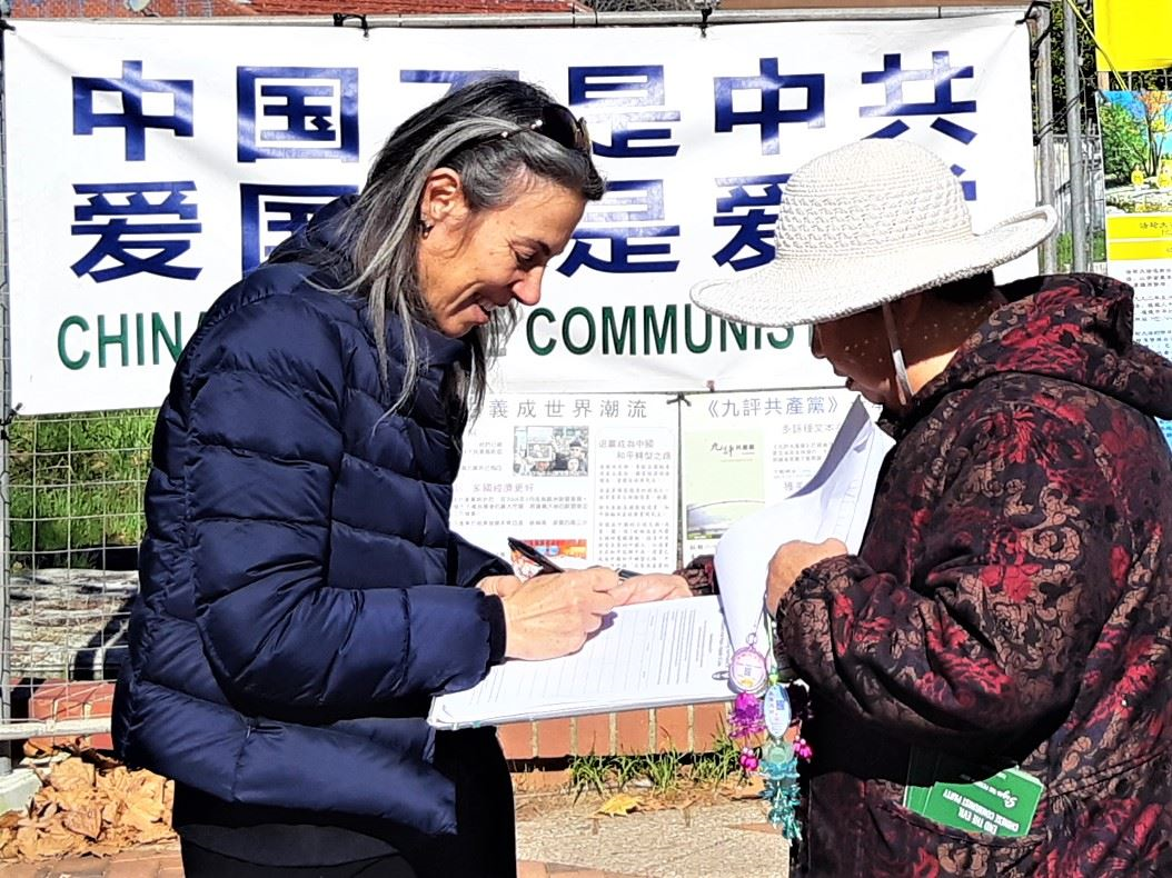 '图4~6:二零二五年七月十九日,西澳法轮功学员在珀斯北桥唐人街举办讲真相活动。路人签署支持法轮功学员反迫害的请愿书。'