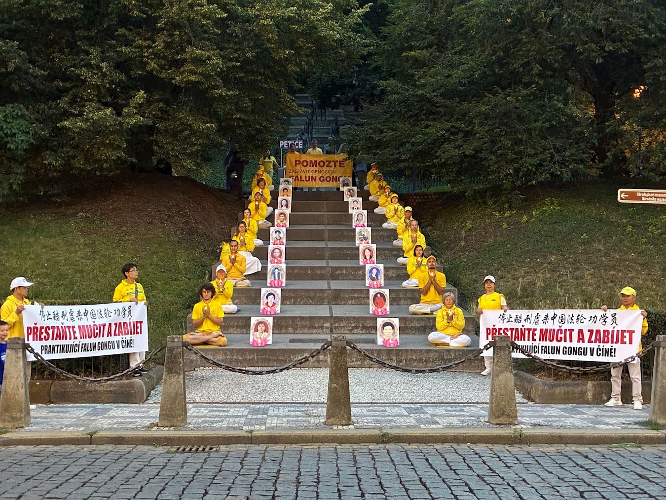 '图1:法轮功学员举行烛光守夜,揭露中共对法轮功持续二十六年的残酷迫害。'
