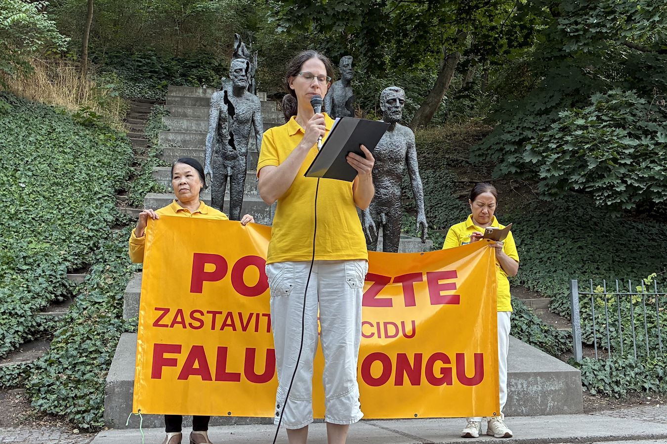 '图2:捷克法轮大法学会负责人Veronika Sun宣读了来自政要的支持信。'