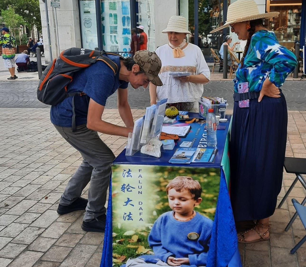 '图6:马赛市部份法轮功学员在市区讲真相,征签反迫害'