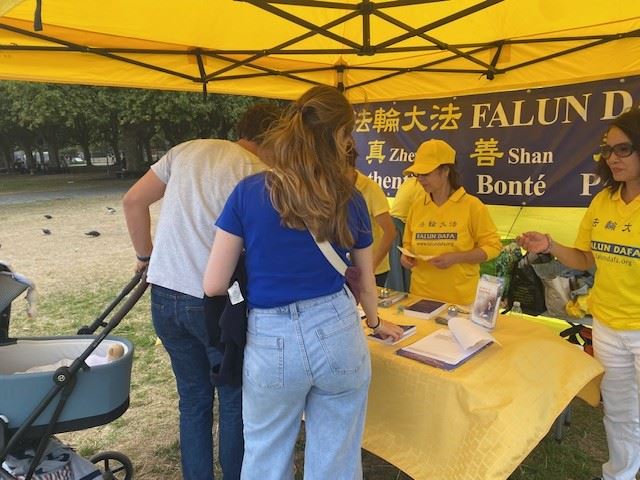 '图7:法国波尔多市部份法轮功学员在市区讲真相,揭露中共迫害罪行'