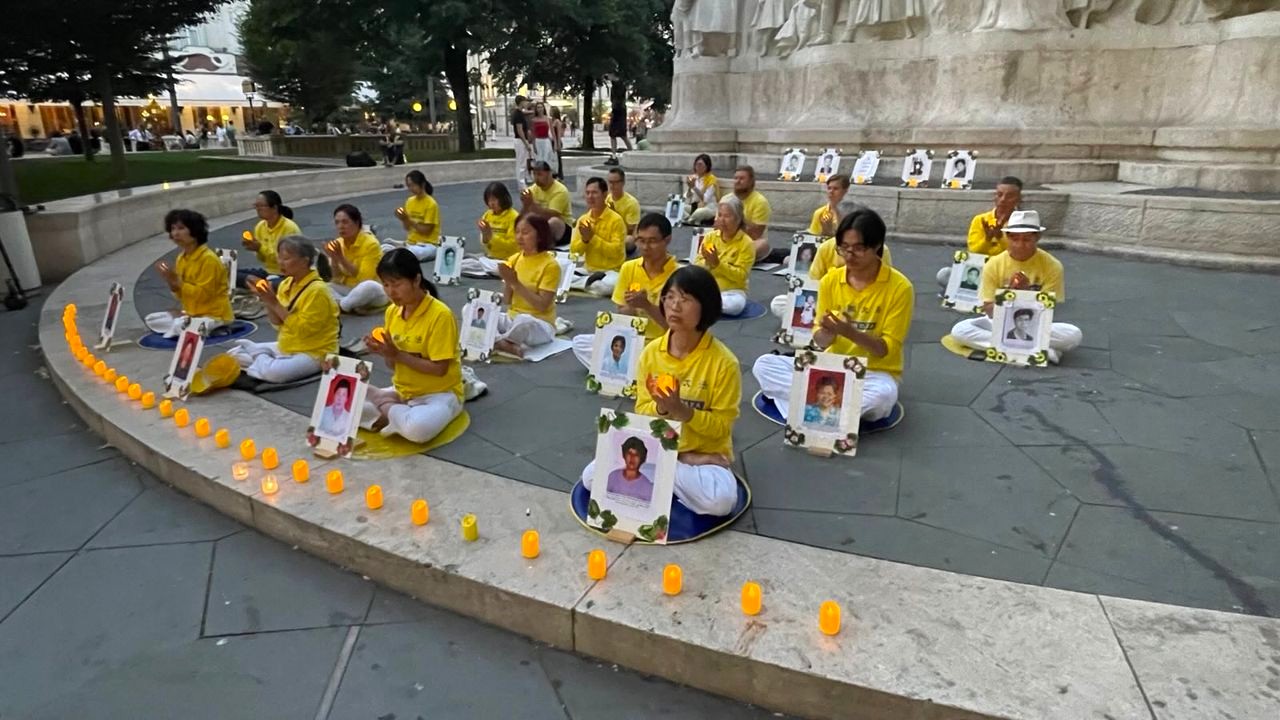 图1:二零二五年七月十九日,法轮功学员在匈牙利首都布达佩斯的沃洛什马蒂广场举行和平集会。图为烛光悼念。