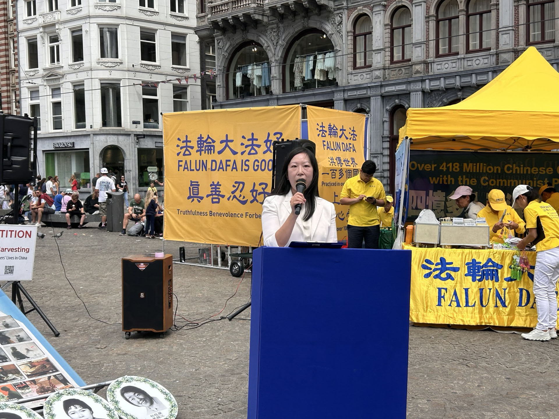 图5:荷兰法轮大法佛学会会长王家恩女士在集会上发言