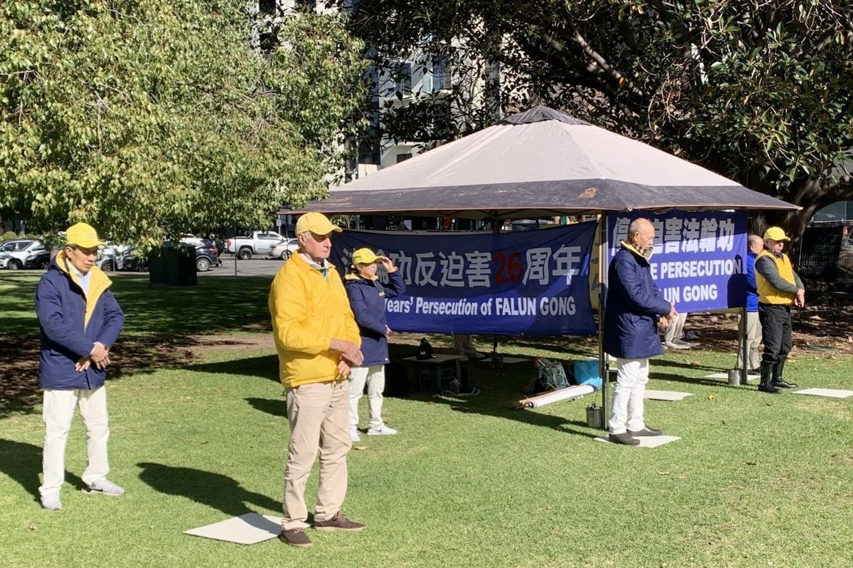图4:南澳部份法轮功学员在市中心设置展位,展示功法,传递反迫害真相。