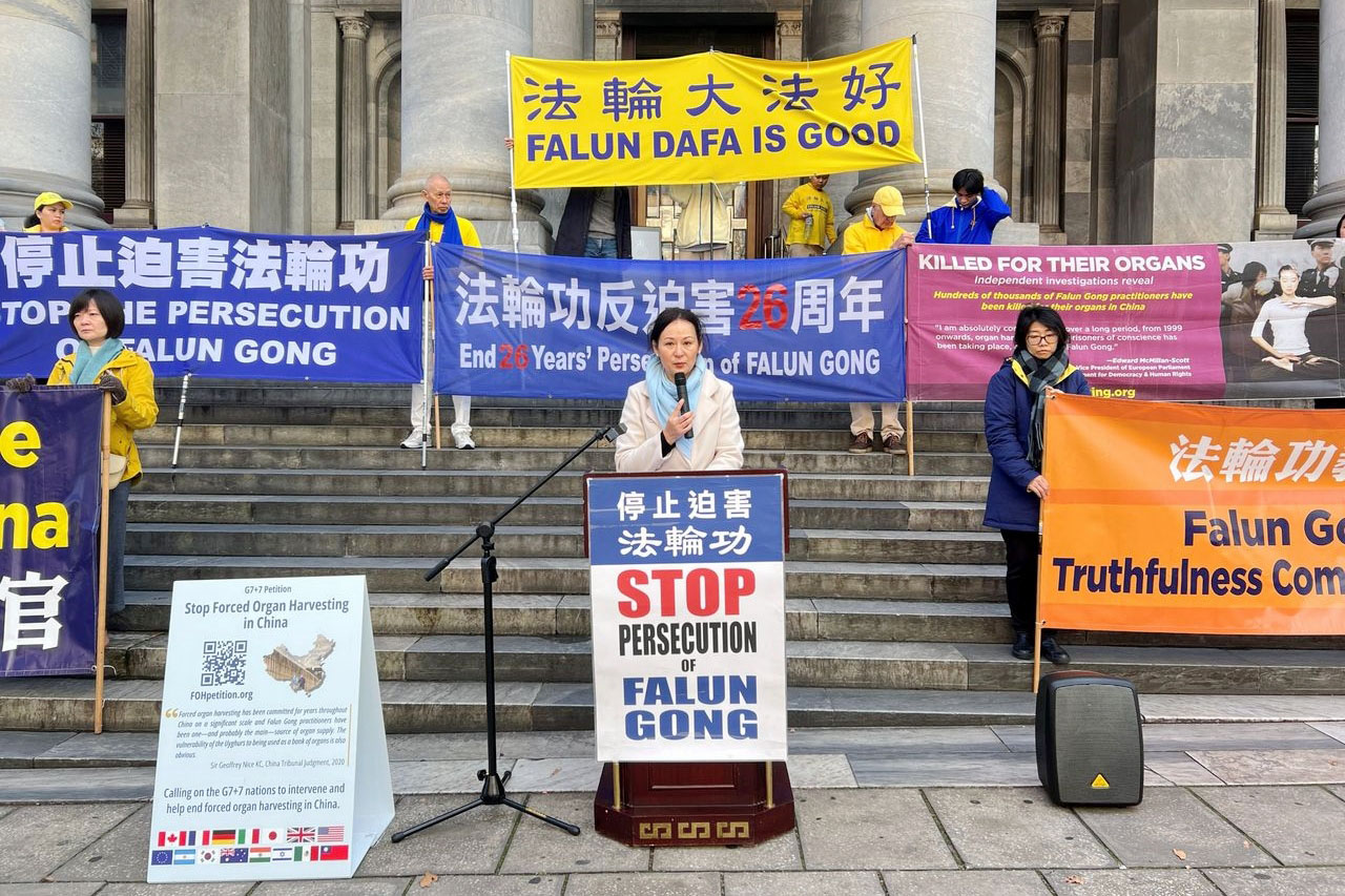 图5:二零二五年七月十六日,法轮功团体发言人梅女士在州议会大厦外的集会上呼吁制止中共持续二十六年的残酷迫害。