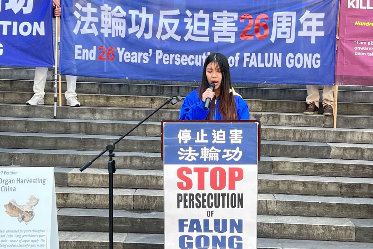 图6:二零二五年七月十六日,青年法轮功学员黎玉在州议会大厦外的集会上发言,揭露中共活摘器官罪行。