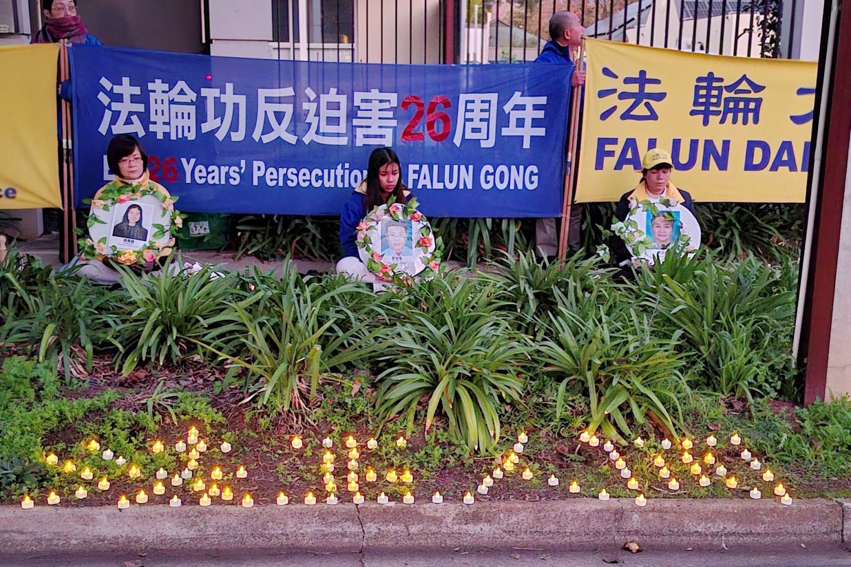 图10~12:七月十八日傍晚,南澳部份法轮功学员在阿德莱德中领馆前举行烛光悼念,要求中共停止迫害法轮功。