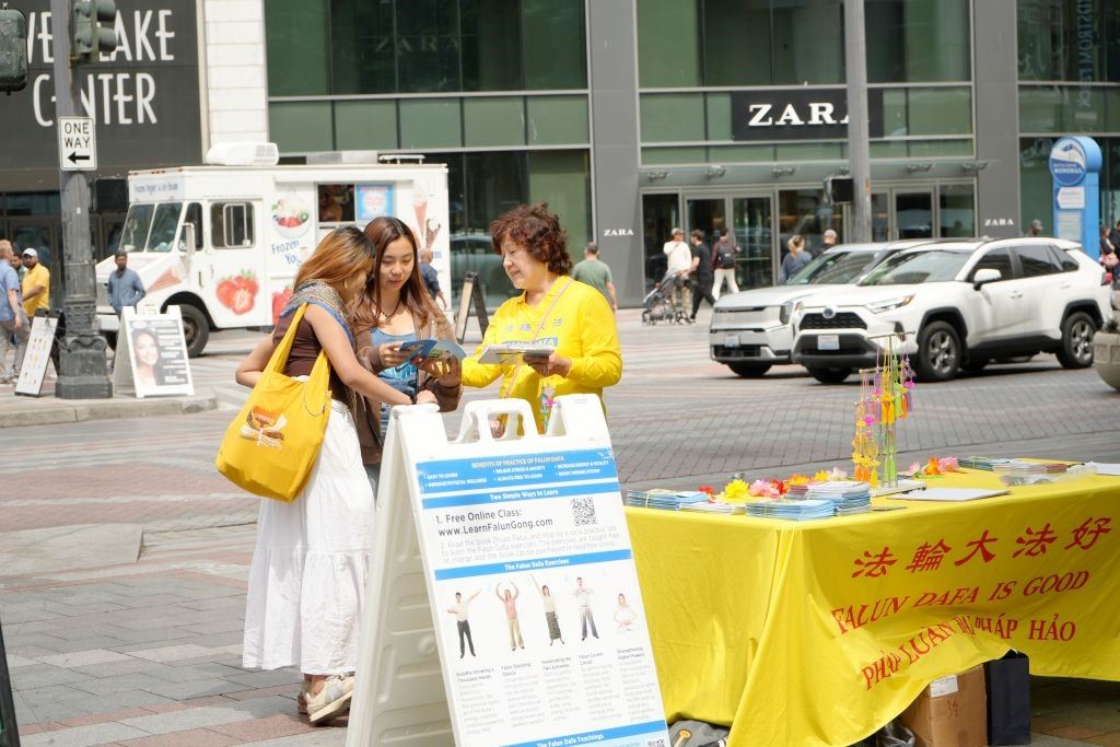 '图2:学员在西雅图西湖公园向行人讲真相。'