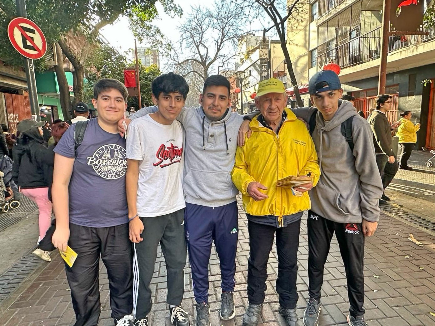 图6:一群年轻人了解法轮大法后与学员卡洛斯合影。