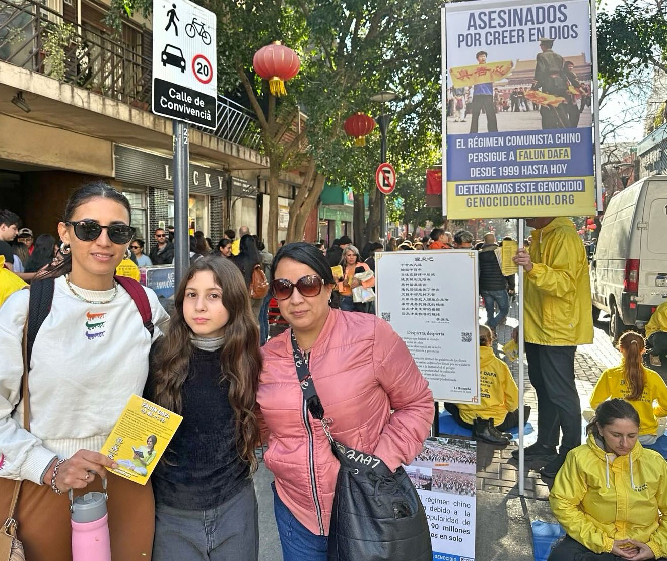 图8:佛罗伦西亚与女儿、朋友对法轮功学员说:“谢谢你们告诉我们发生在中国的事情。”