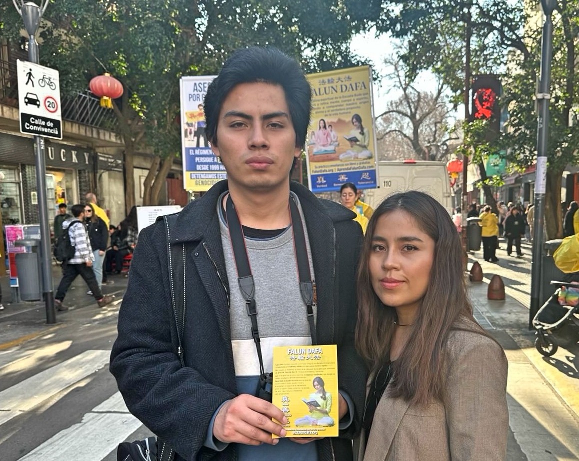 图10:来自秘鲁的贝兹(Betsi)和阿历克斯(Alex)希望深入了解中共对法轮功的群体灭绝及相关诉讼案。