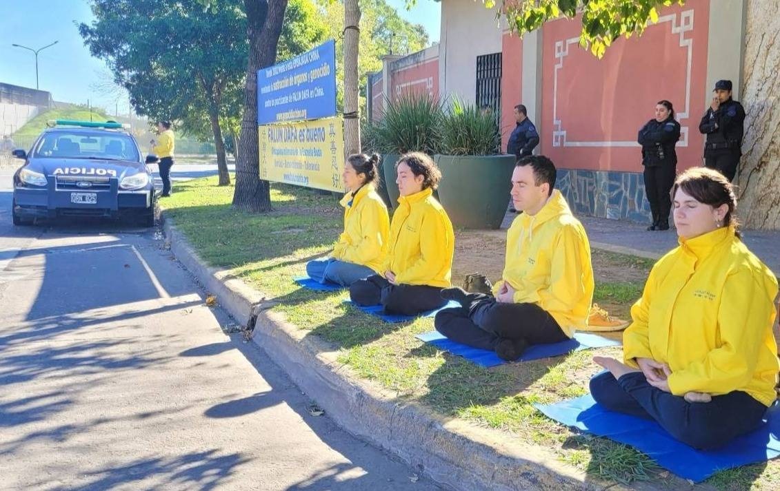 图11:二零二五年七月十八日和二十一日,法轮功学员在中共大使馆前举行讲真相活动。