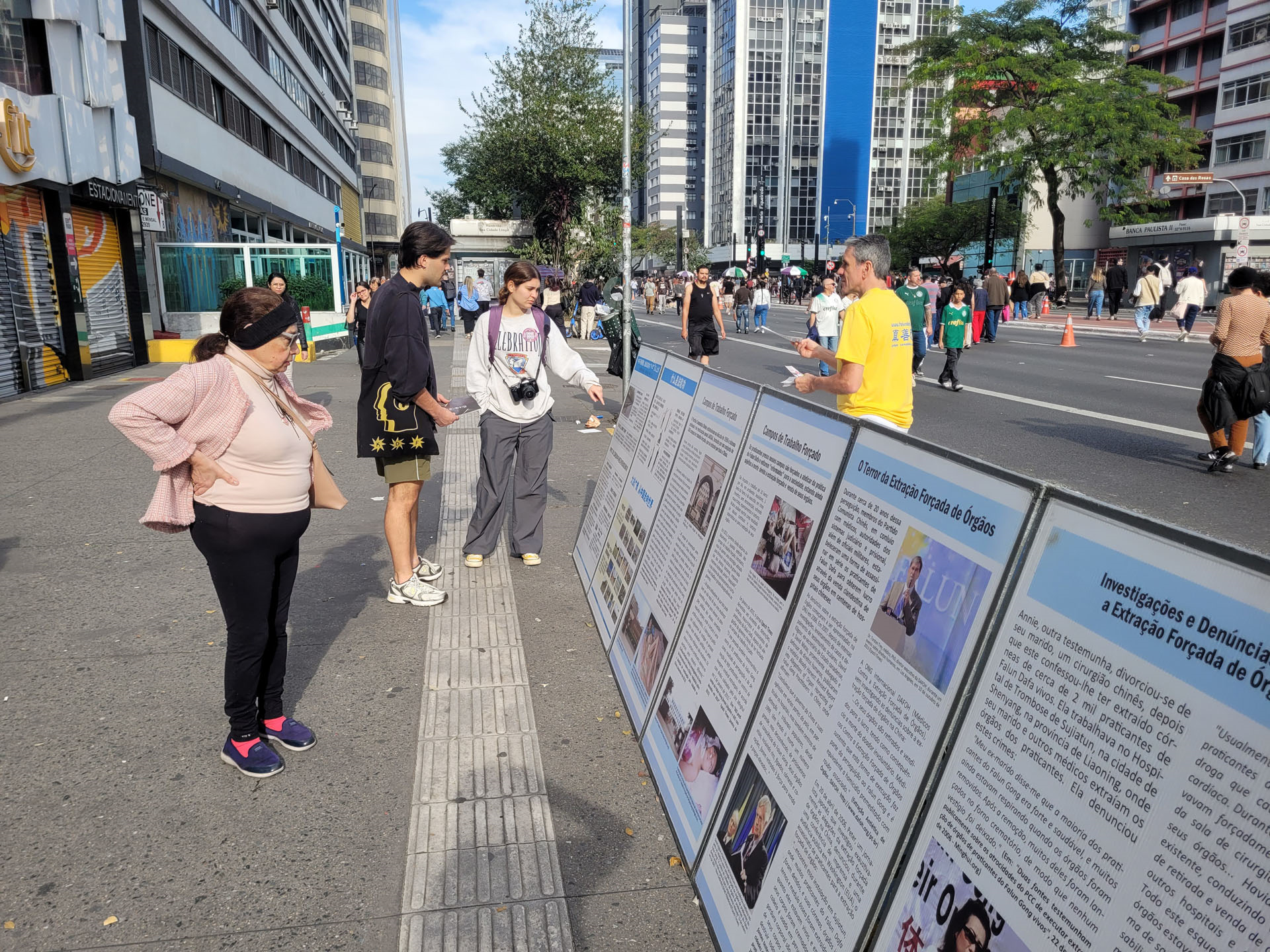 图6~7:民众驻足阅读展板内容。