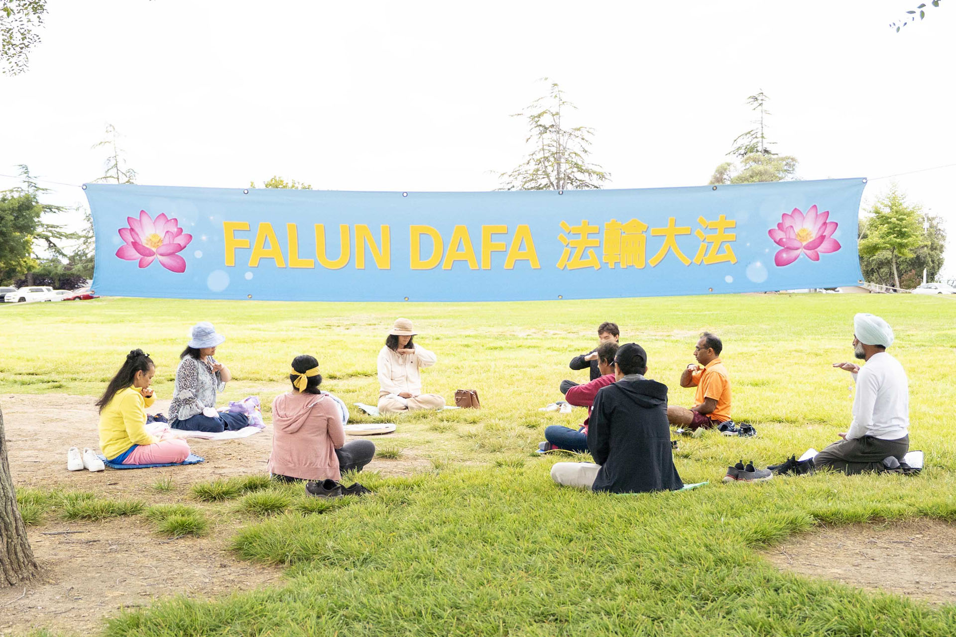图1~2:二零二五年七月二十七日,北加州佛利蒙市的民众在公园学炼法轮功