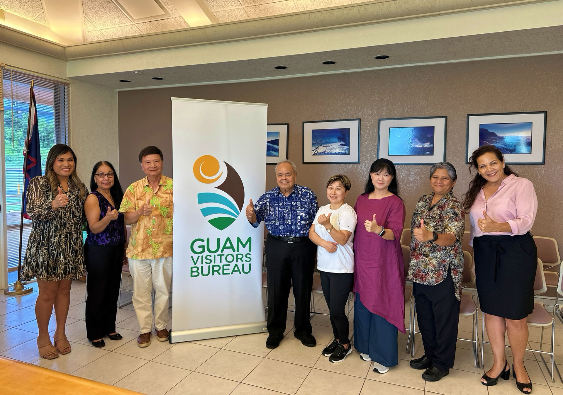 图6:来自台湾与关岛当地法轮功学员拜会关岛观光局副局长(中,蓝衣者)