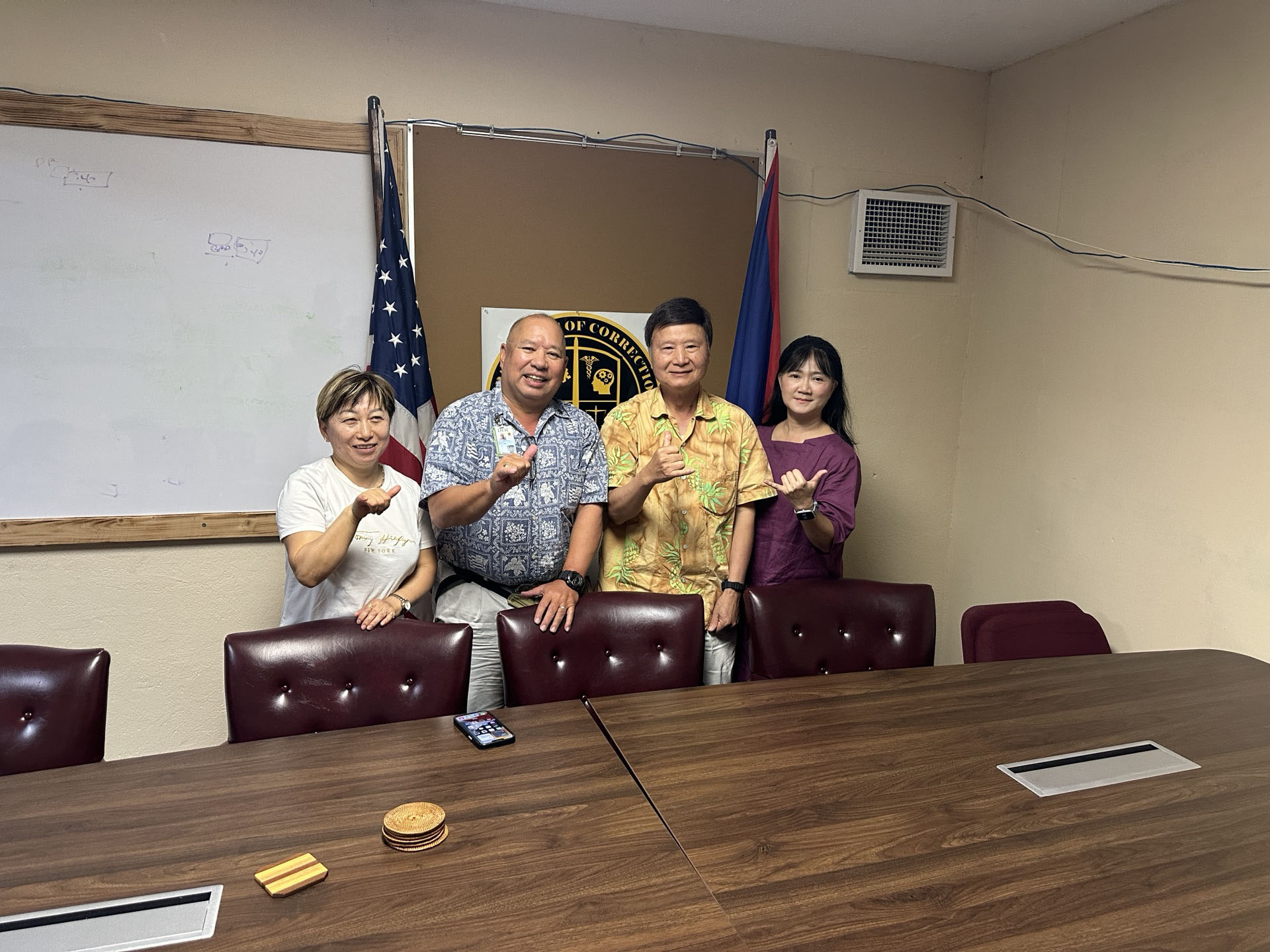 图7:来自台湾与关岛当地法轮功学员拜会关岛矫正署署长(左二)