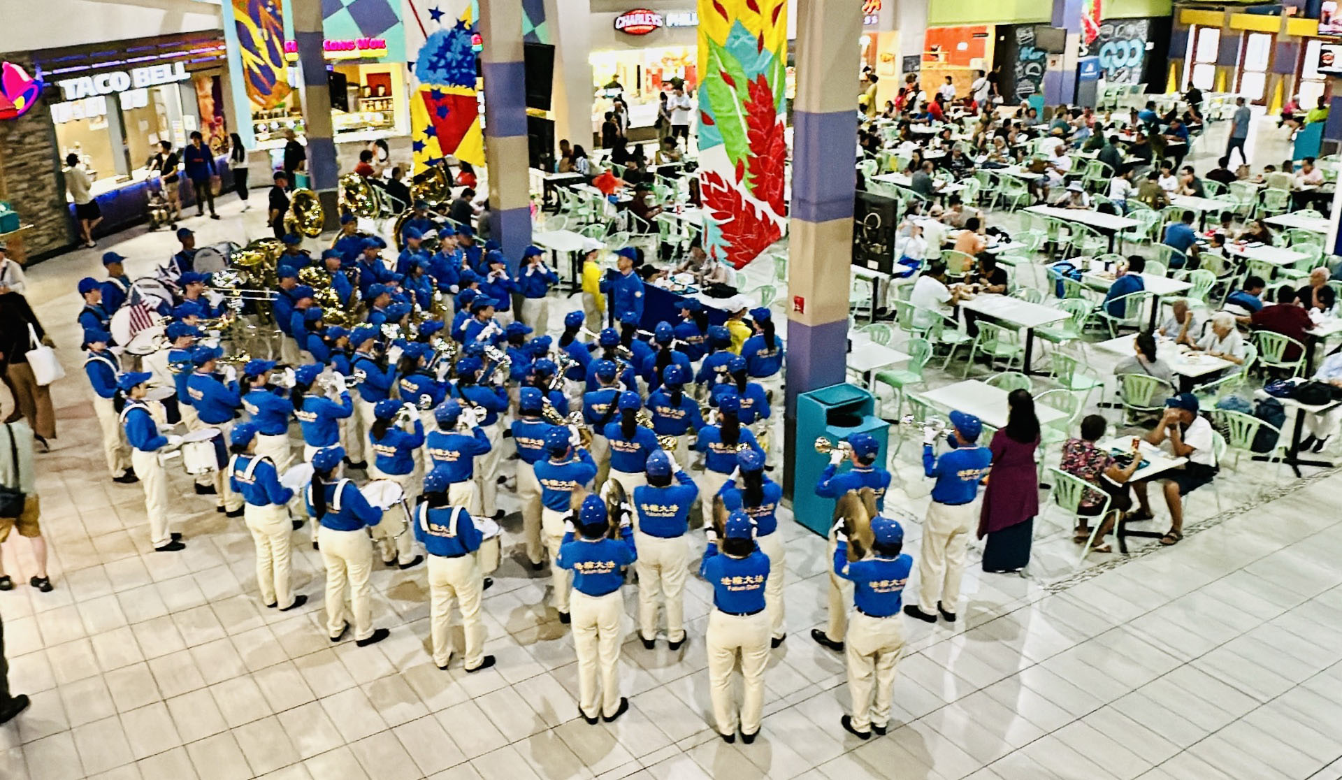 图8:天国乐团在关岛Ross大卖场美食广场的演出