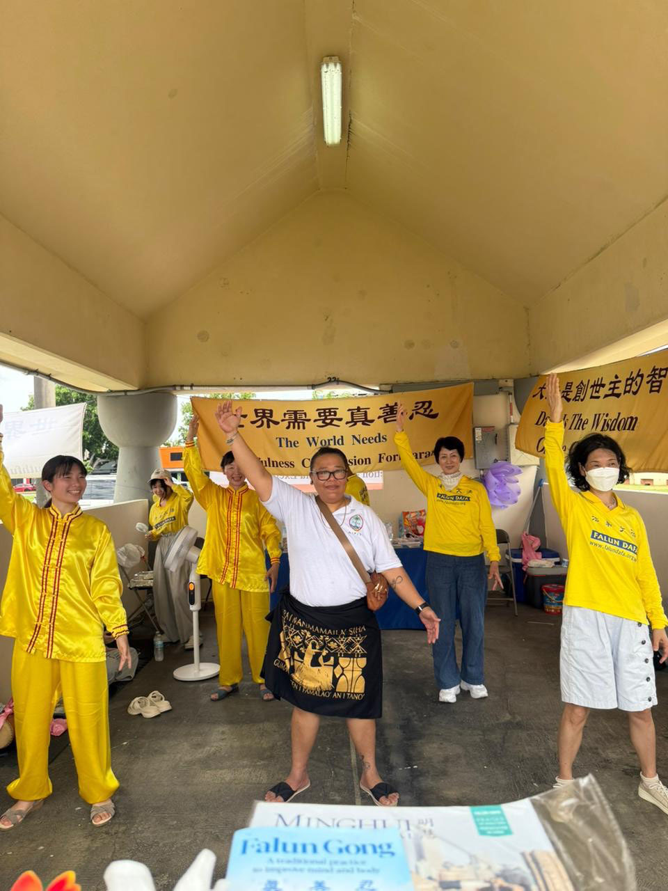 图10:在查莫洛村文化夜市,当地人学炼法轮功的功法