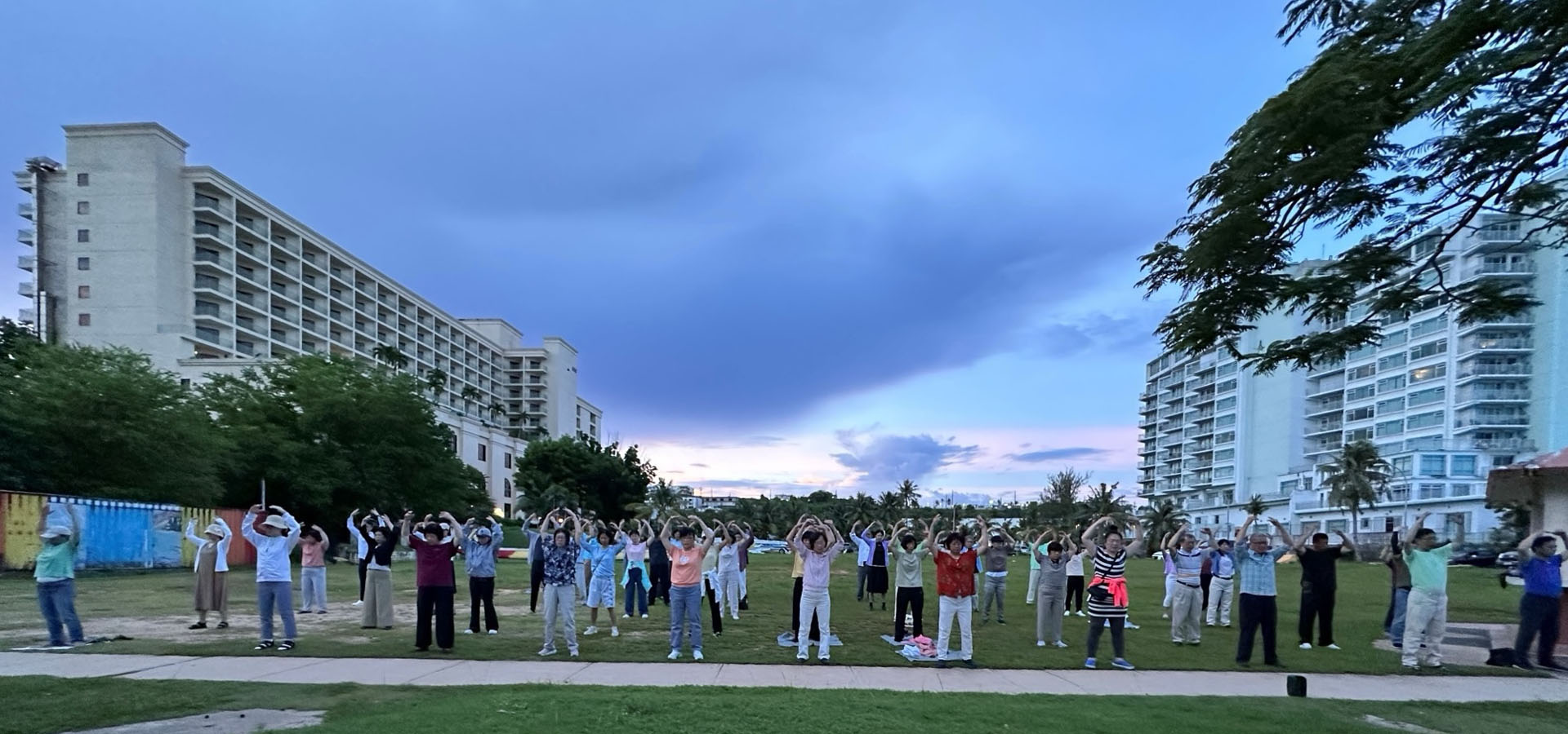 图11:七月二十二清晨,数十位来自台湾与日本法轮功学员在马塔潘海滩上的公园晨炼