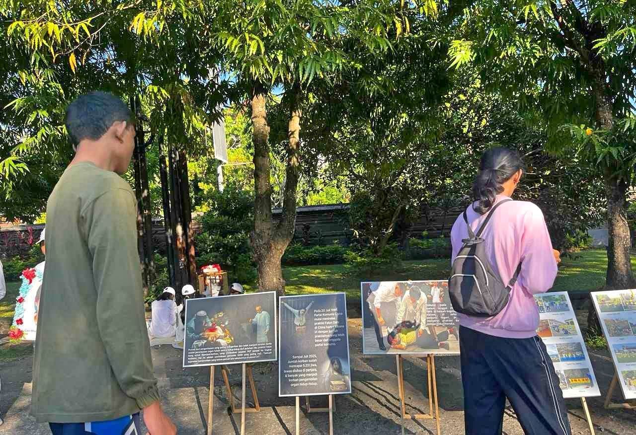 '图1~4:二零二五年七月二十日,巴厘岛法轮功学员在登巴萨的雷农广场举办反迫害和平集会。'