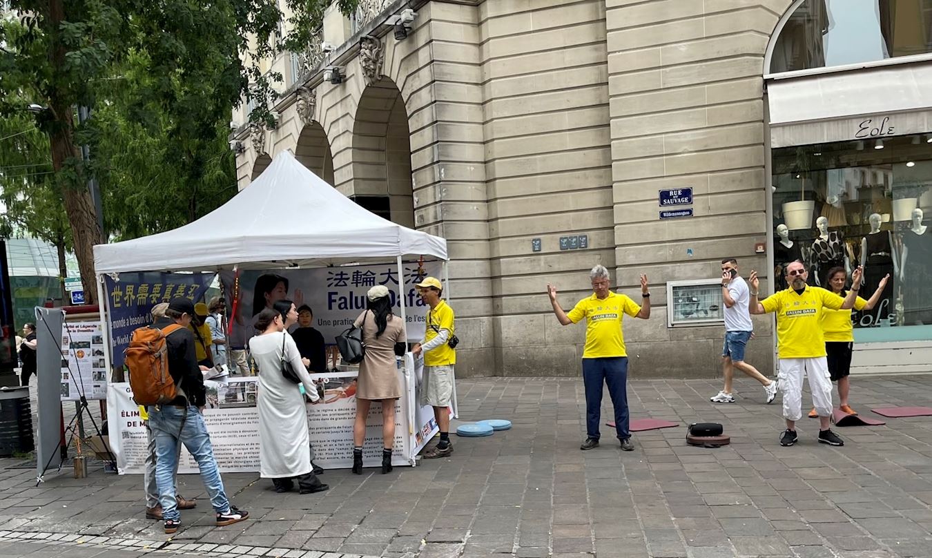 '图8~10:七月二十六日,在法国阿尔萨斯的米卢斯(Mulhouse)市中心,法轮功学员举办了信息日活动。'