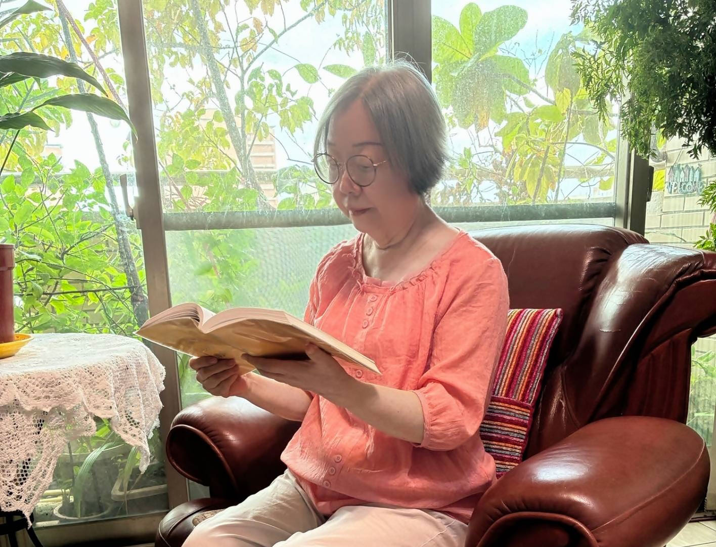 图1:曹琼从《转法轮》中找到重新站起来的力量。