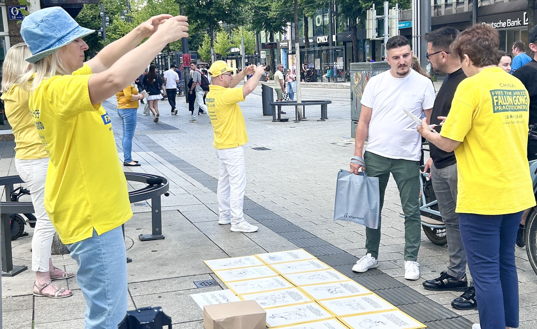 图3~4:法轮功学员在向路人讲述迫害真相。