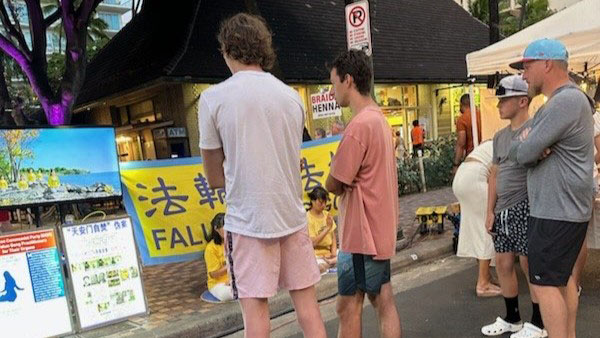 图1~5:二零二五年七月十九日晚,夏威夷的首府檀香山(Honolulu)学员在威基基(Waikiki)景区,向世人传播法轮功真相。
