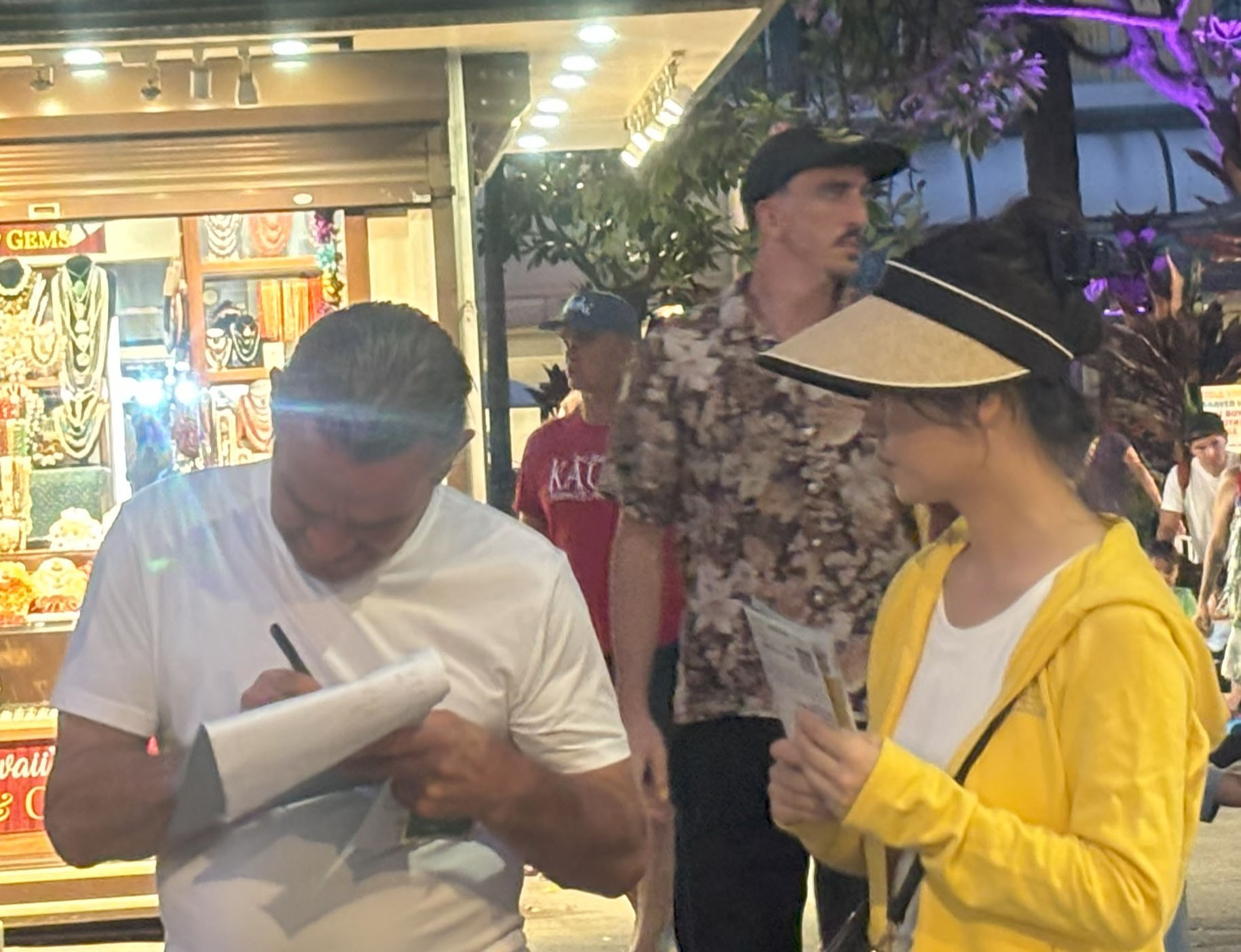 图6:明白真相的游客签名反迫请愿书。