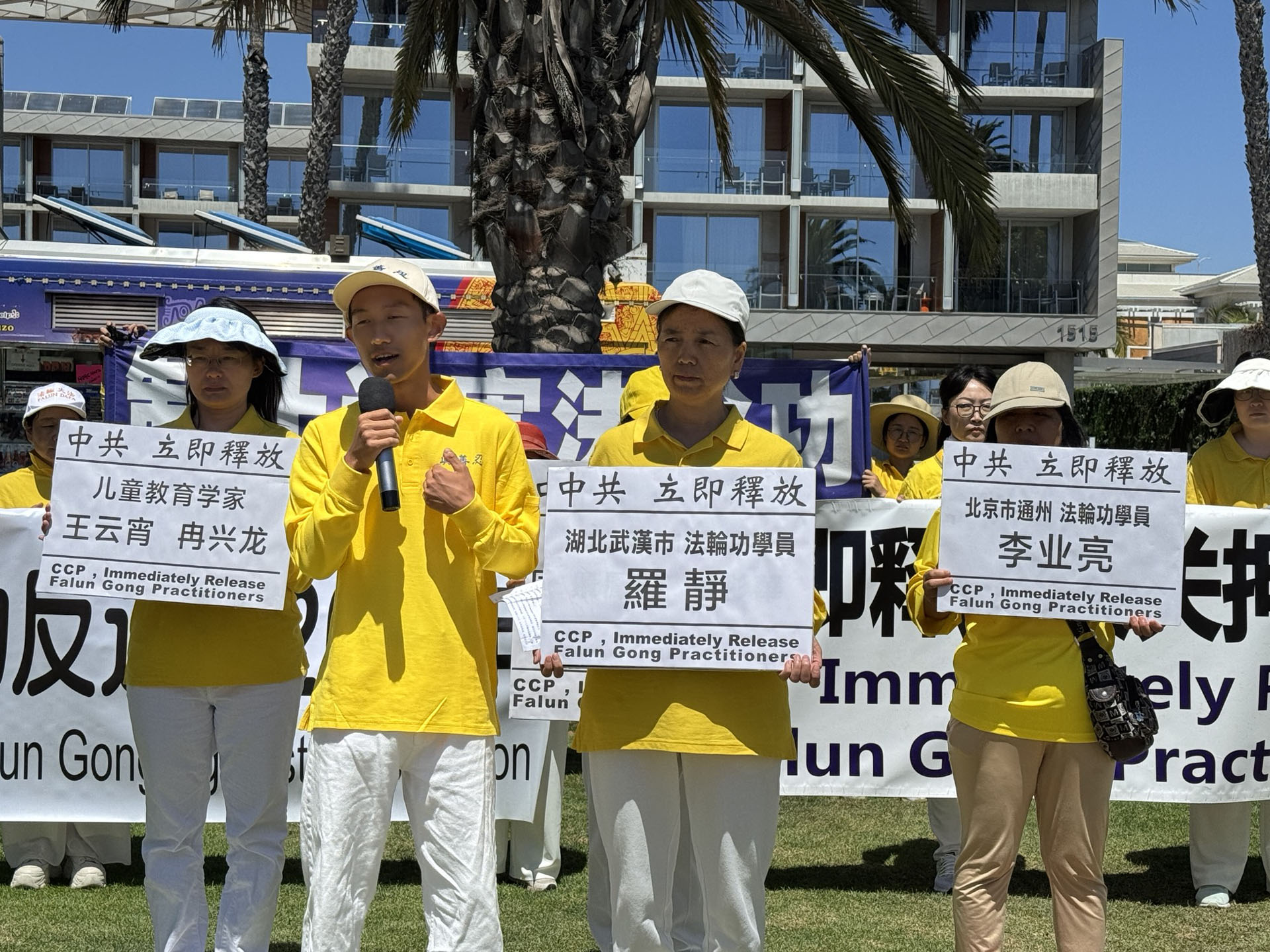 图5~7:大陆法轮功学员罗静的儿子在美国营救母亲。