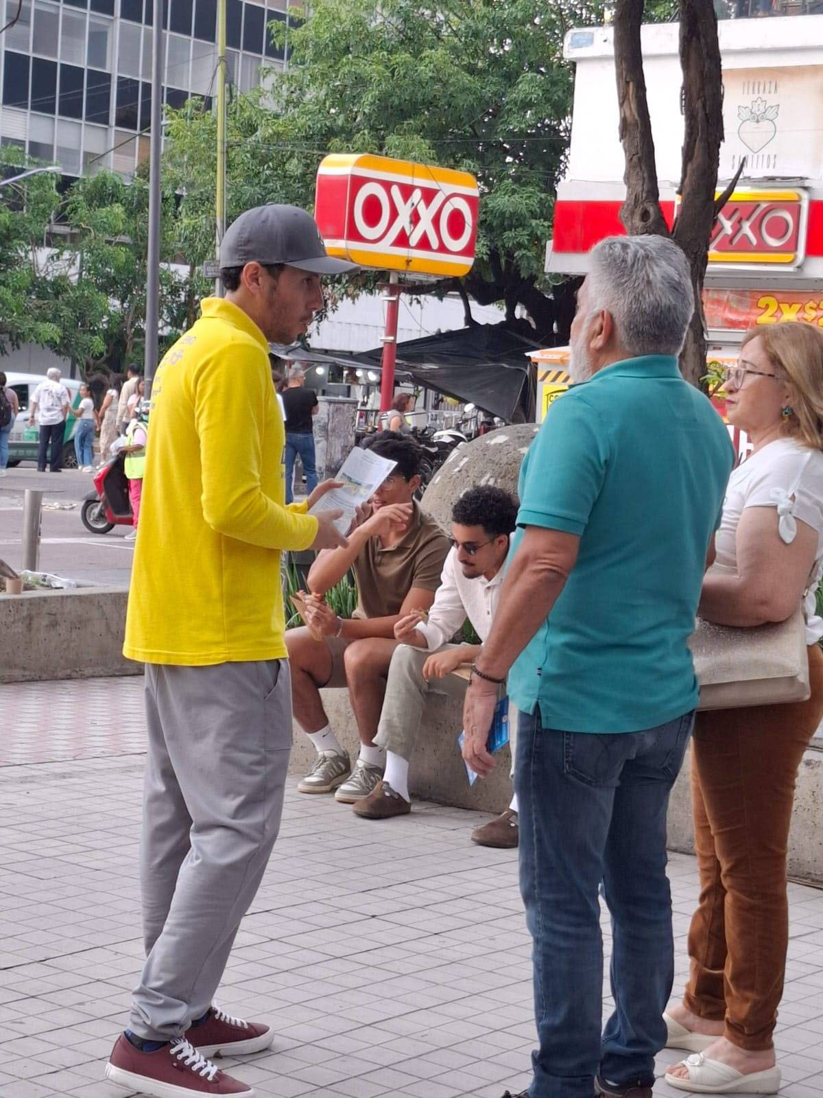 图9:在哈利斯科州(Jalisco),法轮功学员和民众交谈并递上真相资料
