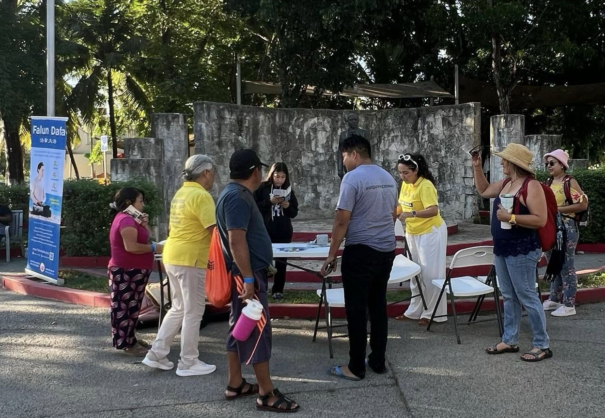 图10:七月二十二日(星期二),学员们在金塔纳罗奥州(Quintana Roo)图卢姆市中心广场弘法。