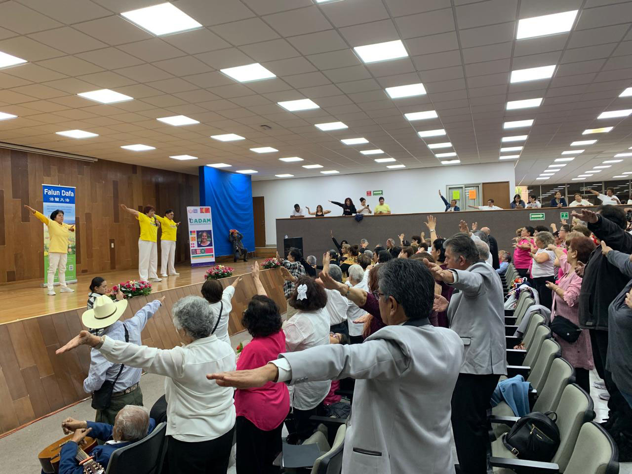 图1~4:法轮大法学员参加了活动开幕式,并为现场两百多位参加者演示了功法。